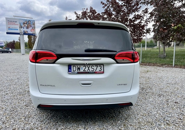 Chrysler Pacifica cena 139900 przebieg: 120000, rok produkcji 2020 z Krosno małe 704